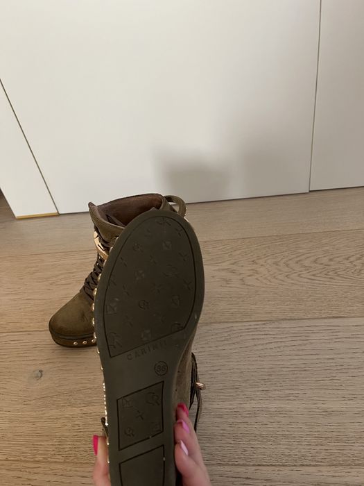 Sneakersy Carinii na koturnie