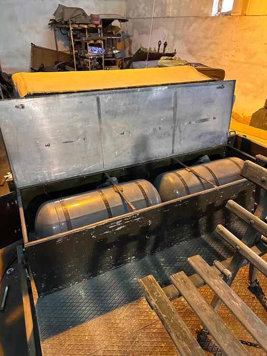 Unimog 404 gasolina com muito material reposição