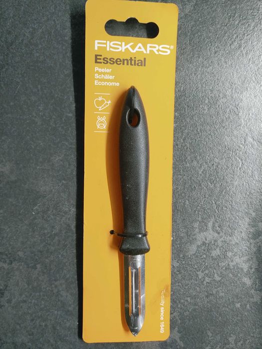Obieraczka skrobaczka Fiskars do warzyw i owoców nowa