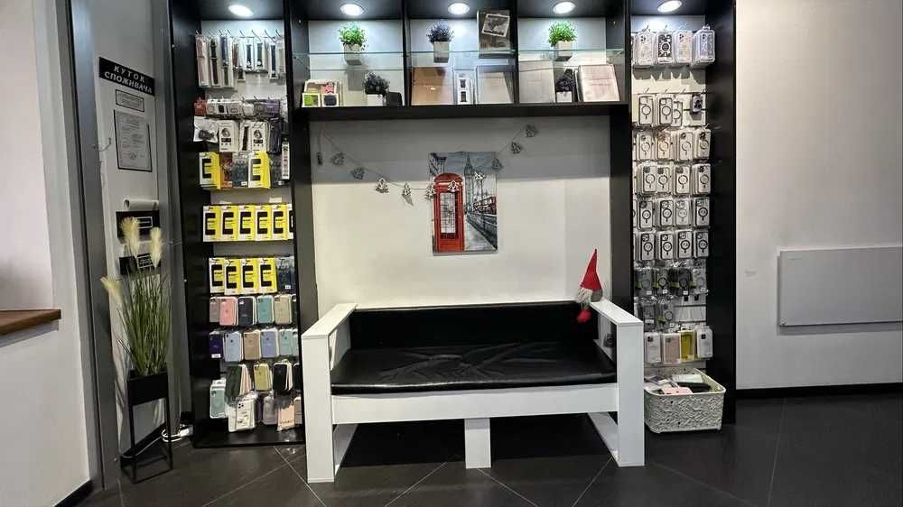 Полка під аксесуари для побільних телефонів та інше з диваном