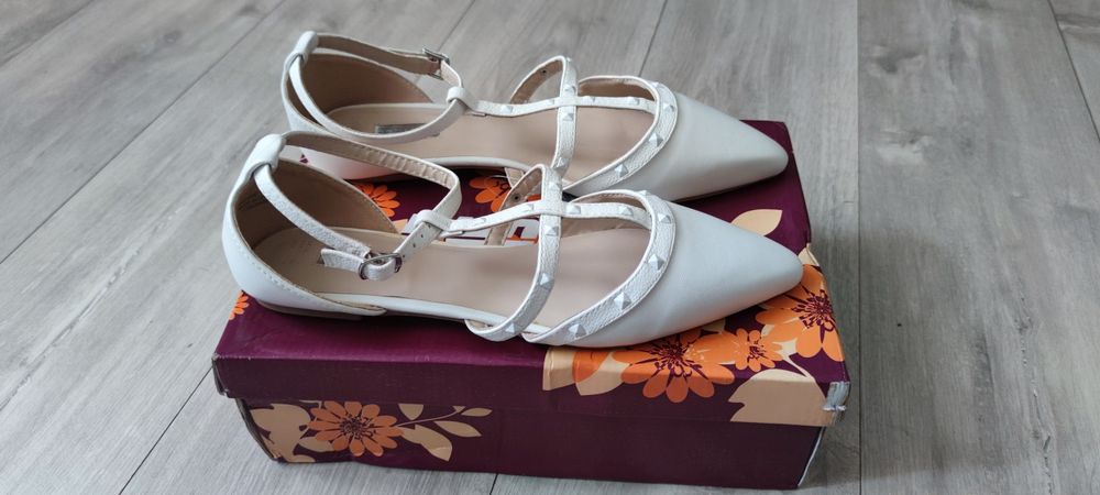 Nowe damskie buty białe rozmiar 40