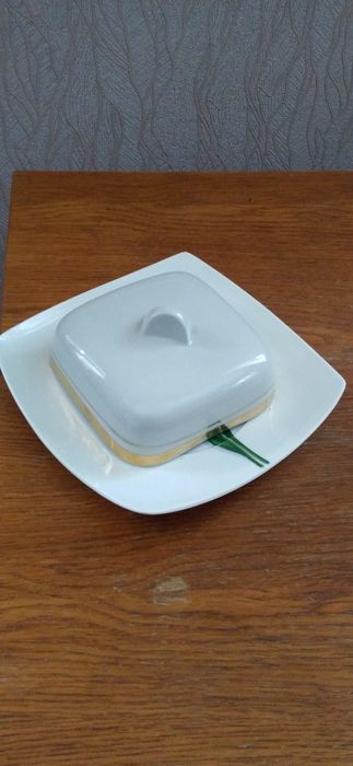 Фарфоровая масленка