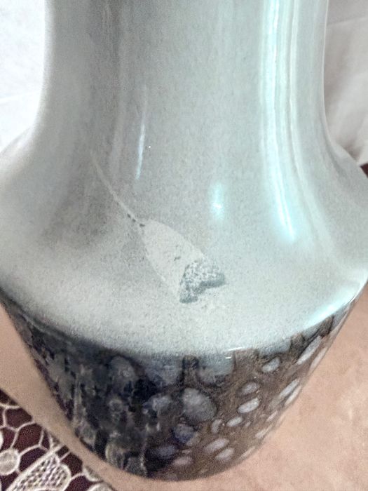 Vaso com 31cms de altura na cor cinza