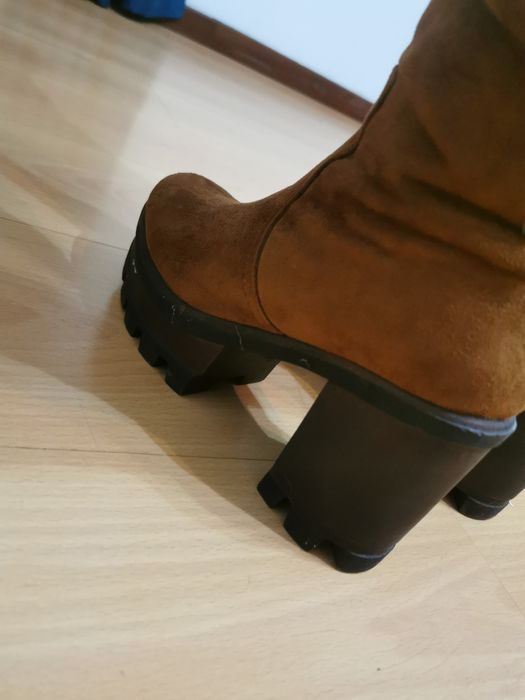 Botas de camurça, até ao joelho.