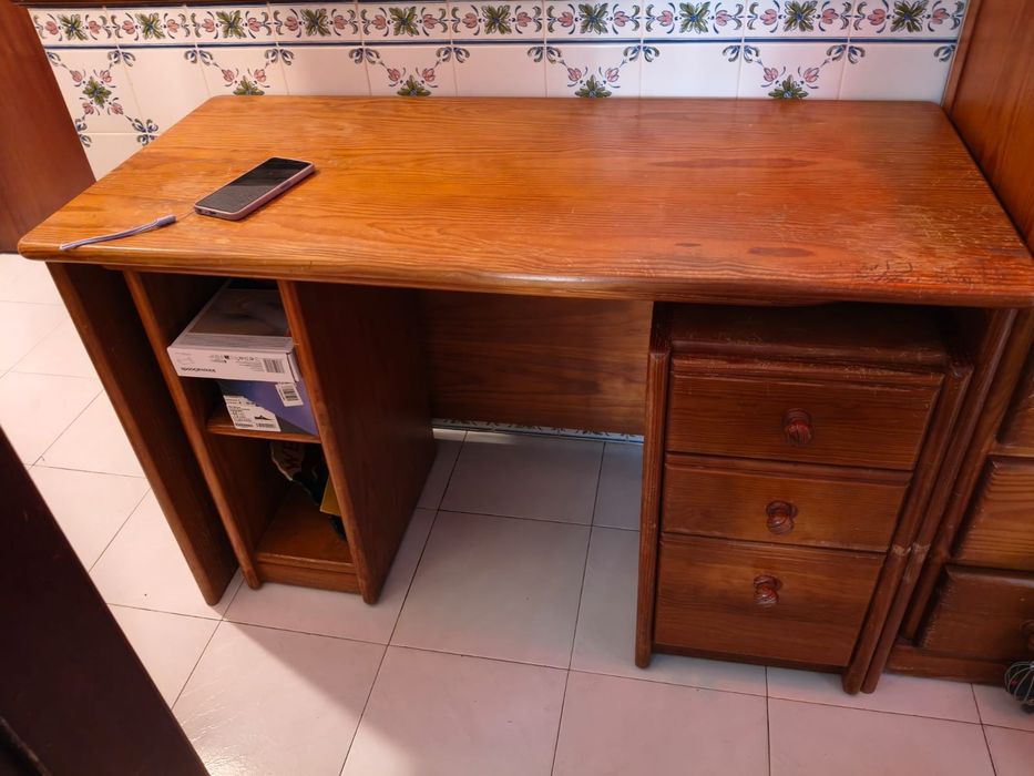 Secretária em Pinho usada
