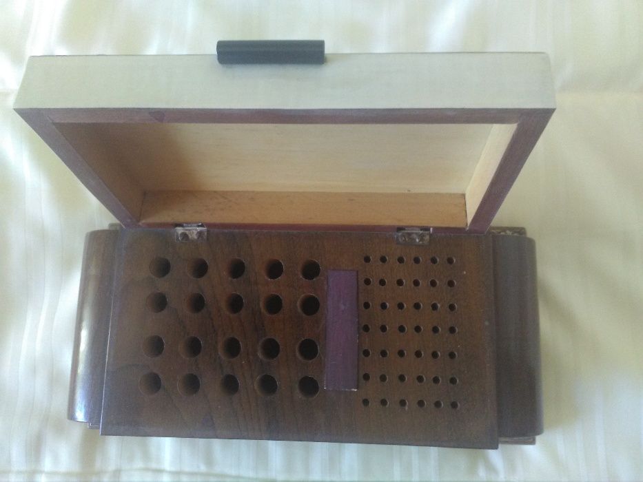 Caixa para guardar cigarros com aplicações em metal