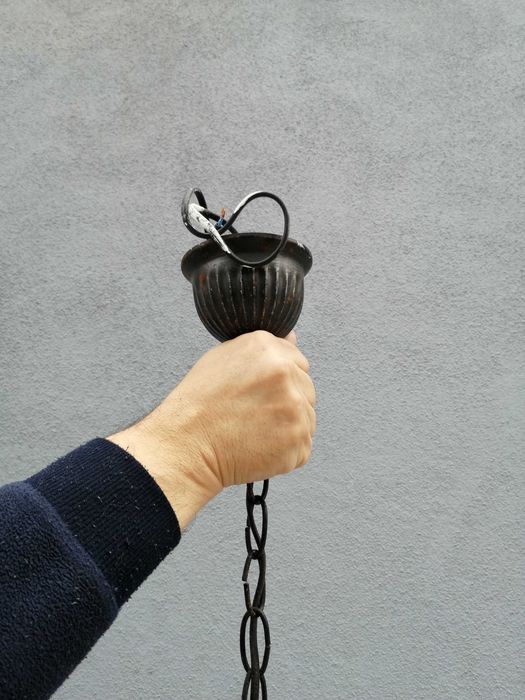 candeeiro em ferro forjado e vidro soprado