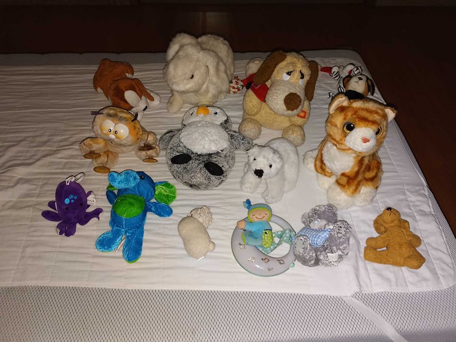 Quase 100 peluches de todas as variedades e todos novos