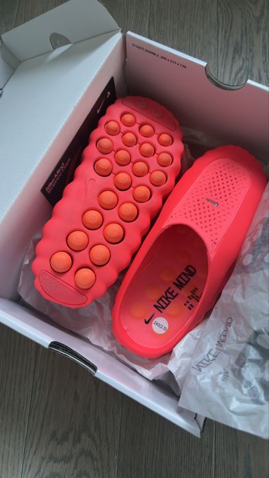 nike mind 001 червоного кольору