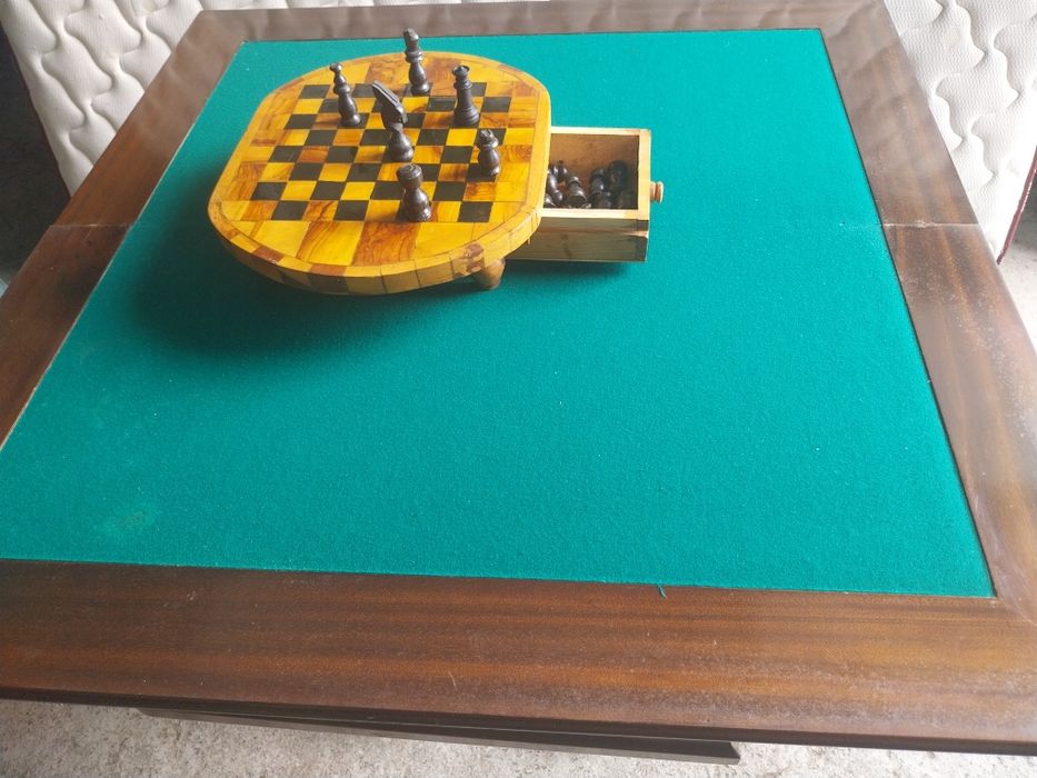 Mesa de jogos .como nova