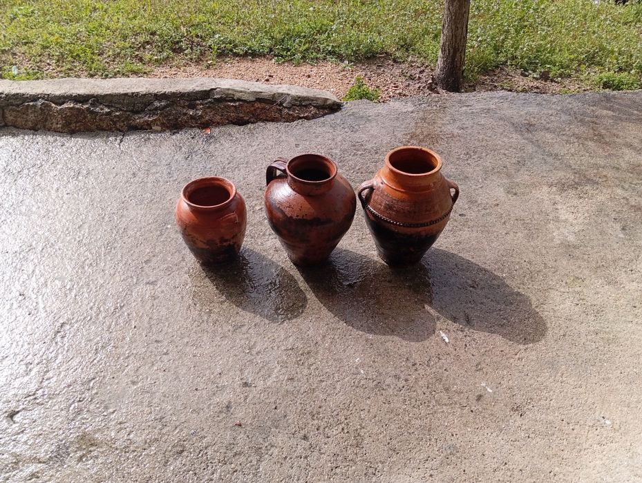 Conjunto de 3 "vasos" em barro  em bom estado