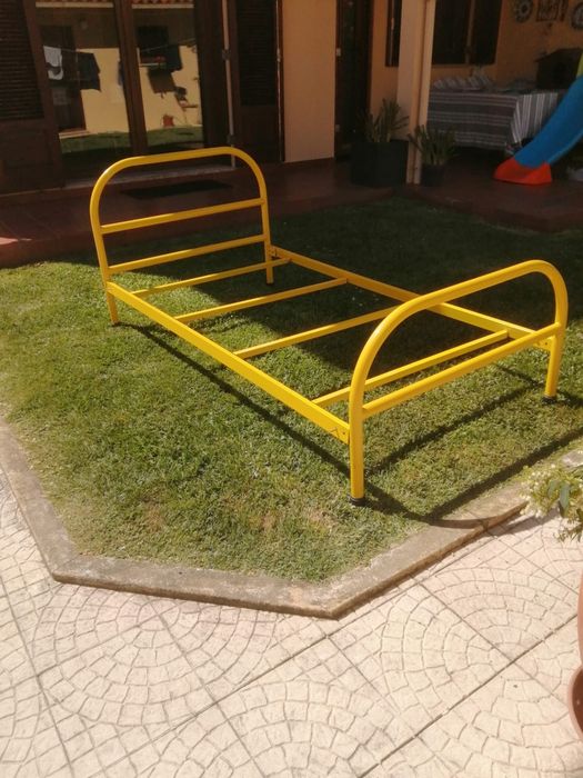 2 Camas Amarela em Metal