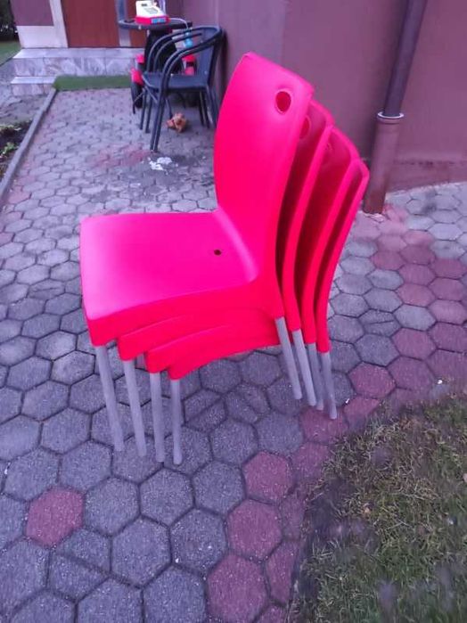 Plastikowe czerwone krzeselka