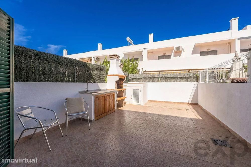 Moradia T2+1 com quintal e terraços com vista mar em Olhão, junto à Ri