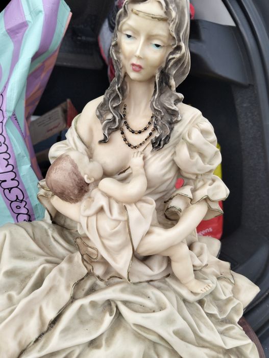 Estatueta estilo clássico mãe amamentar o filho
