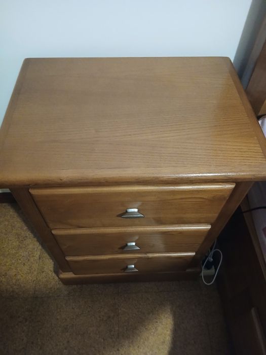 2 Mesas de cabeceira com 3 gavetas