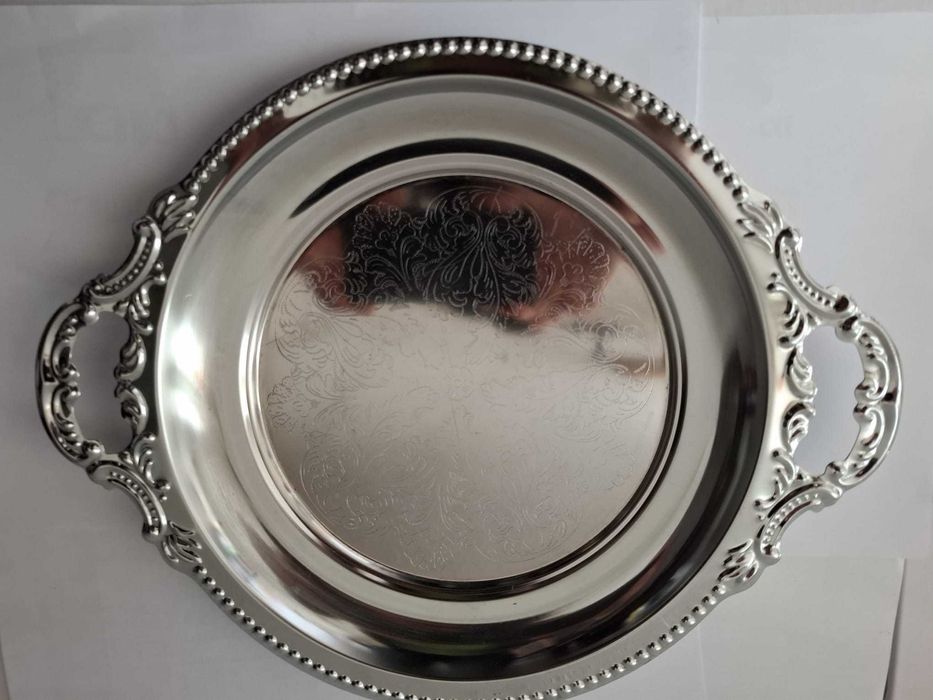 Bandeja de metal prateada