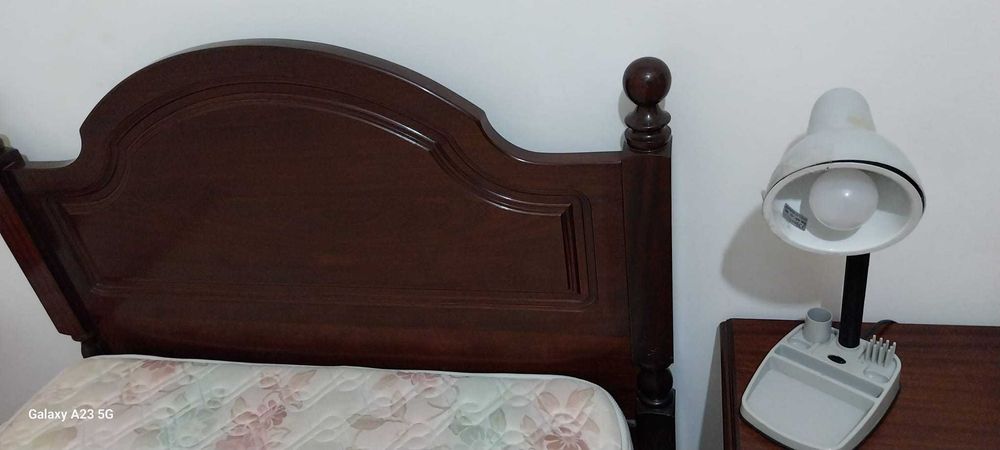 Cama em madeira maciça tamanho solteiro