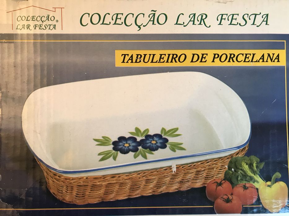 Tabuleiro Porcelana flores c/ Suporte Vime – Colecção Lar Festa