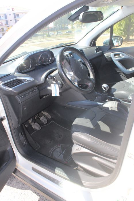Peugeot 2008 1.6 HDI Allure com Teto Panorâmico