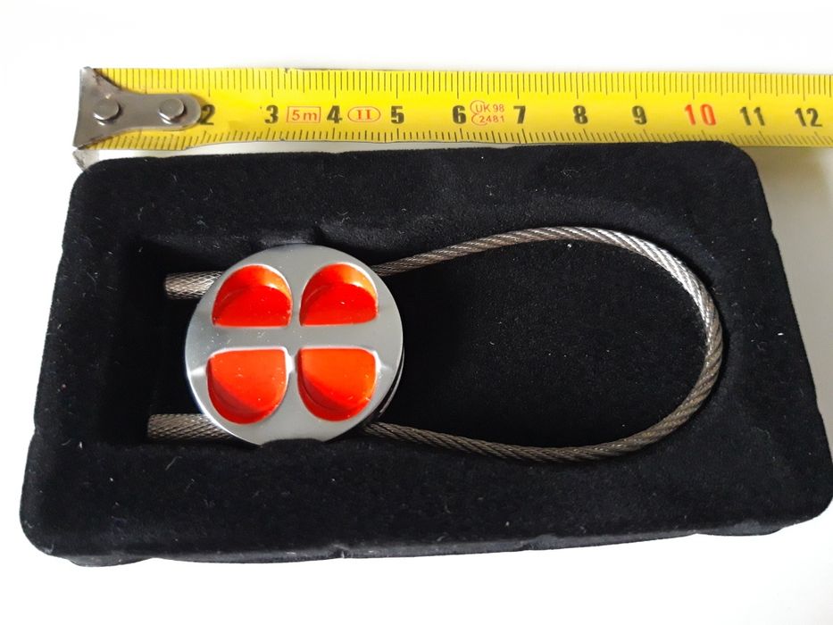 Брелок для ключей с тросиком