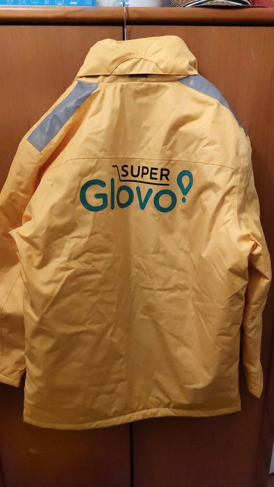 Mochila Glovo, capacete e casaco impermeável  3em1