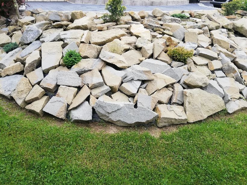 Piaskowiec kamień naturalny na skalniaki