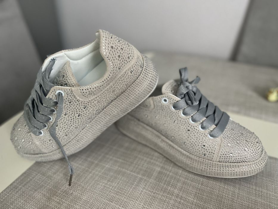 Кроссовки в стразах. 38 размер