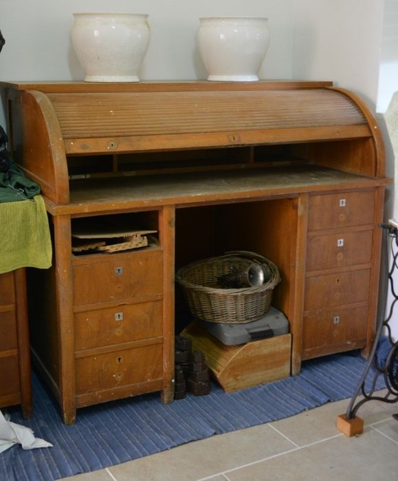 2 secretárias completas, 1 delas  muito antigas e prática, Rideaux