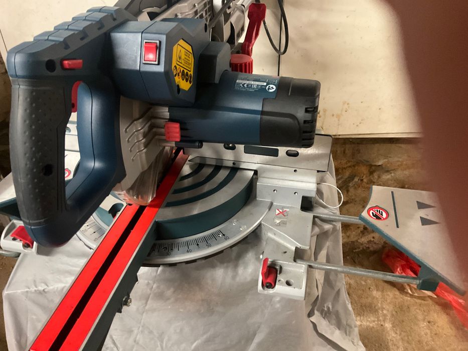Piła ukosnica Bosch  Professional  GCM  8  SJL. 1600 W