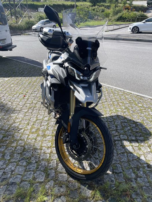 Voge 900 DSX com extras