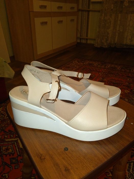 Продаж жіночого взуття