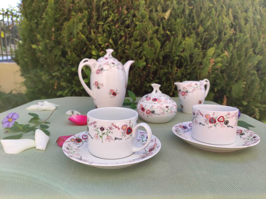 Lindo Serviço de jantar 19 peças em porcelana 
"Lenços namorados"