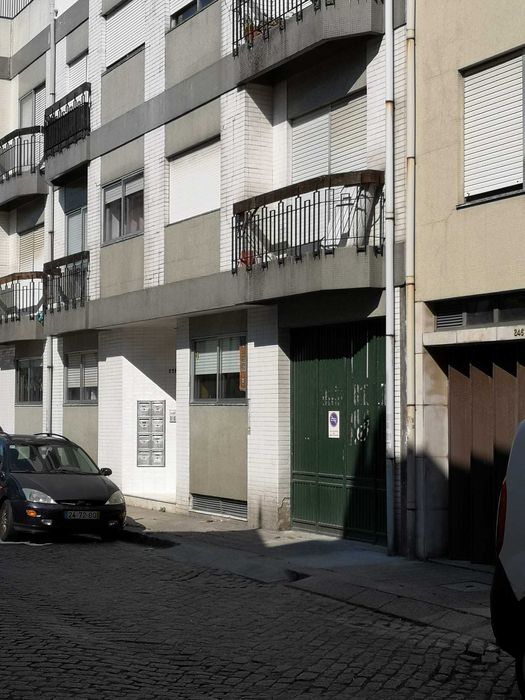 Excelente armazém no Porto