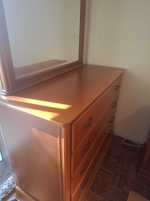 Mobilia de quarto em madeira macica boa qualidade
