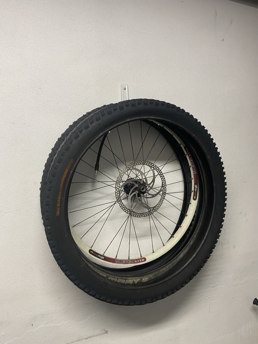 Tres Pneus Tamanho 26 + 1 jante aro 26