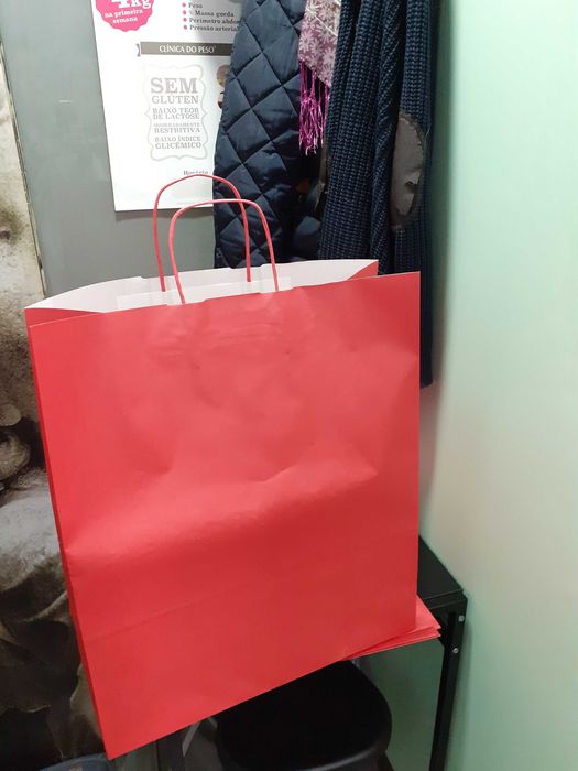 Saco de papel com asa torcida