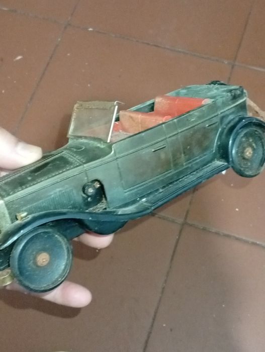 Carrinho Antigo para colecionadores a precisar reparação