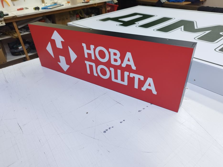 Світлова табличка Нова Пошта для кур'єрів. Лайтбокс, табличка в Авто