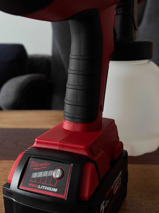 Zestaw pistolet + 4 dysze do malowania farbą pod BATERIE MILWAUKEE