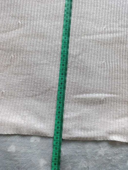 Cienki beżowy sweterek z wykładanym golfem classic s