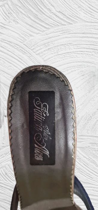 sandalias com salto alto compensado