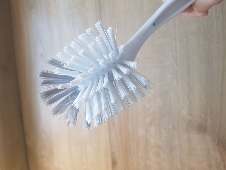 Nowa szczotka do mycia naczyń.