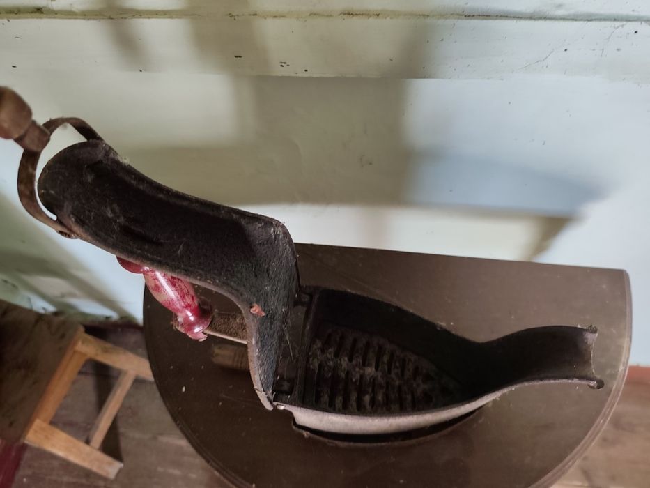 Ferro de engomar de ferro antigo