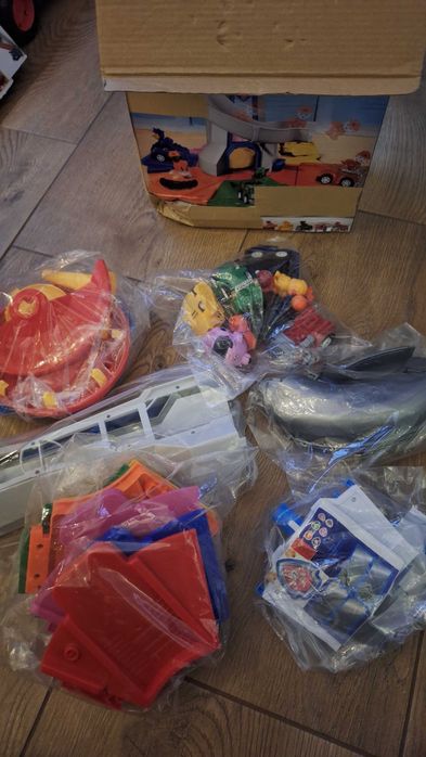 Baza Psi Patrol z pojazdami i pieskami