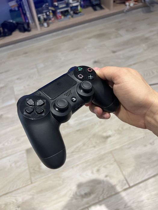 Konsola ps4 plus dwa pady 800Gb