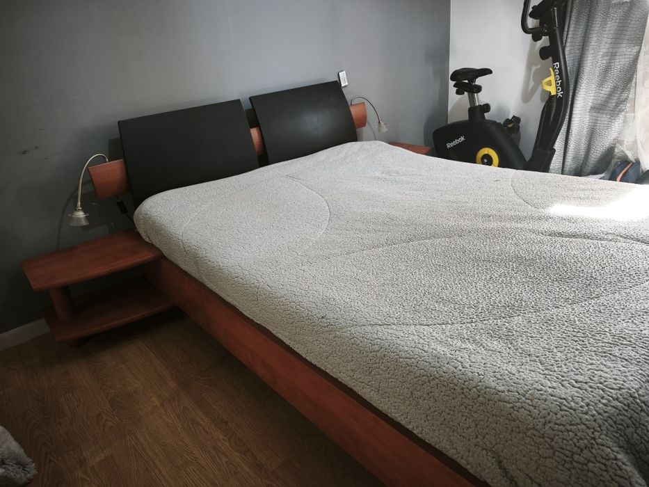 Cama casal em cerejeira com mesinha cabeceira