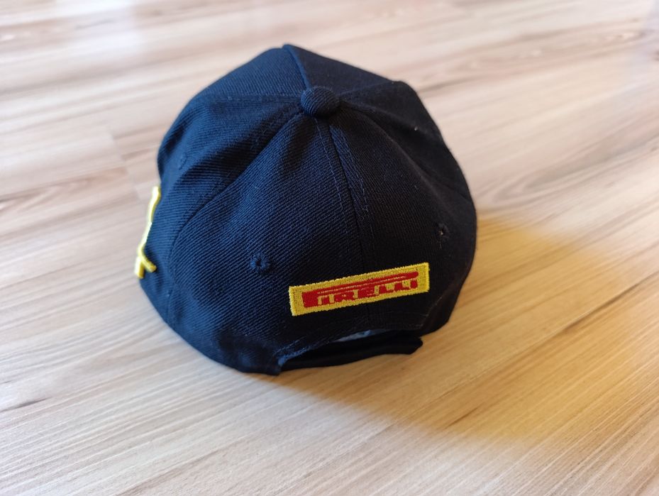Czapki z Daszkiem PIRELLI.