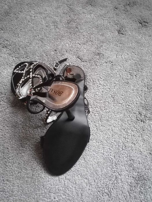 Продам нові босоніжки