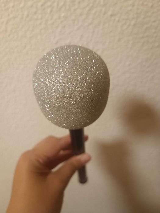 Microfone com brilhantes para festa